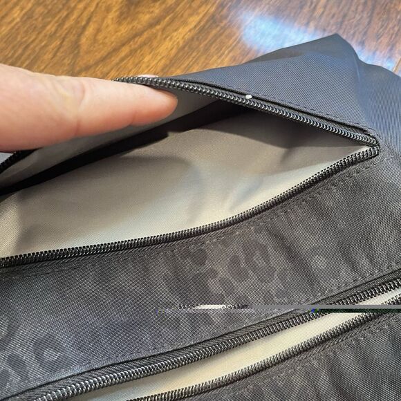 BAGGALLINI Bag Black on Black Cheetah Print Bucket Bag Crossbody Shoulder  Purse - Picture 9 of 9